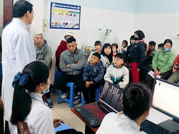 Chia nhau uống lọ nước màu hồng, 28 học sinh có biểu hiện lạ phải nhập viện