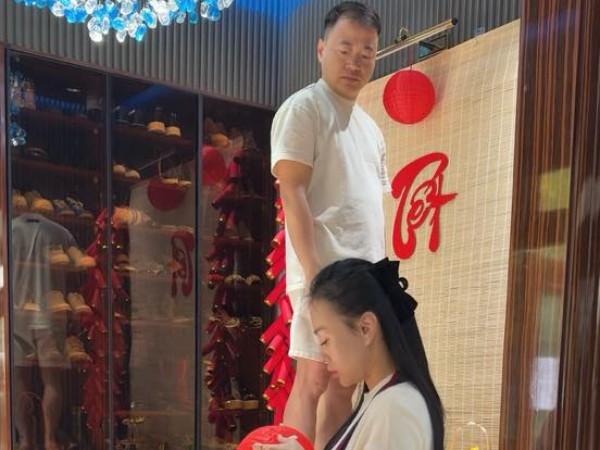 Shark Bình - Phương Oanh tự trang trí nhà đón Tết, cảnh hậu trường khiến ai nhìn cũng bật cười