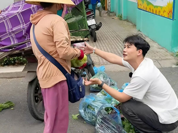 Chuỗi series đầy ý nghĩa của Vĩnh Thích Ăn Ngon: Từ 'Sài Gòn ăn sáng chưa' đến giải cứu quán vắng, giúp người khó khăn