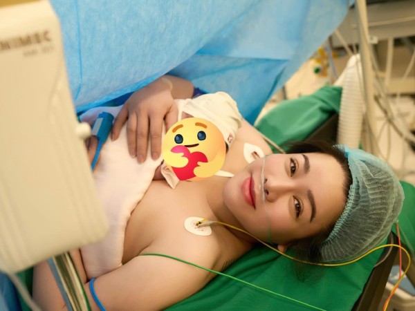 Ái nữ sao Việt vừa ra đời đã nhận quà khủng: Người chuyển nóng 200 triệu, người tặng trang sức bằng vàng