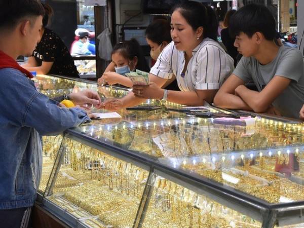 Giá vàng tăng sát mức 90 triệu đồng/lượng, chuyên gia dự đoán điều quan trọng trong cơn sốt vàng