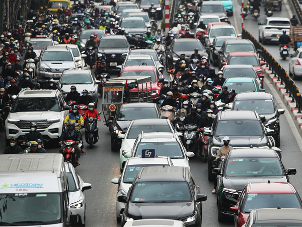 Cận Tết Nguyên đán, dòng ô tô 'bao vây' xe máy trên đường phố Hà Nội