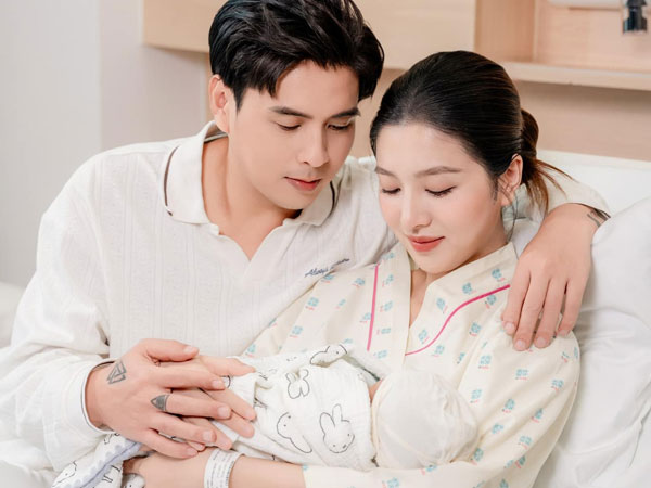HOT: Hồ Quang Hiếu và vợ kém 17 tuổi chính thức đón con đầu lòng, tiết lộ xảy ra 1 sự việc ngoài dự đoán!