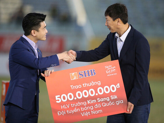 HLV Kim Sang Sik được bầu Hiển 'thưởng Tết' 500 triệu đồng