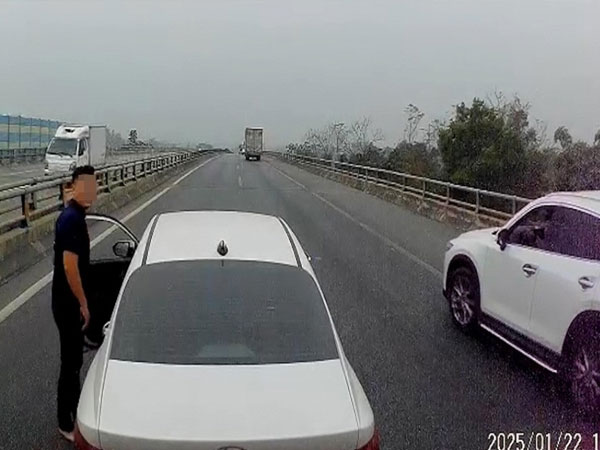 Điều tra tài xế ô tô tạt đầu, chặn xe khách giữa cao tốc Nội Bài - Lào Cai
