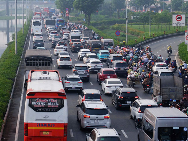 Giao thông căng thẳng ở các cửa ngõ TPHCM từ sáng 25 Tết