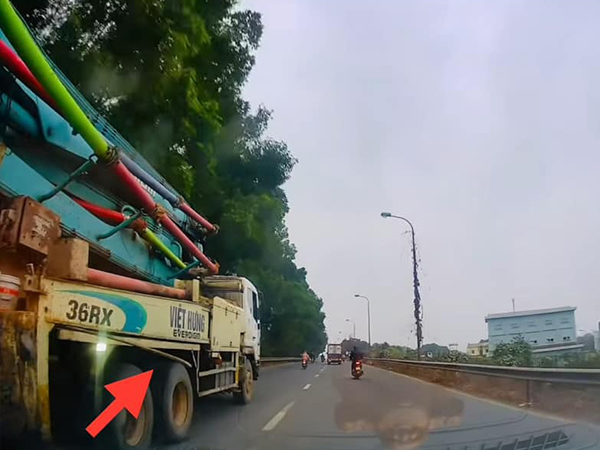 Thấy vật lạ nhô ra sau chiếc xe phun bê tông, tài xế vội hét lên cảnh báo vì thấy quá nguy hiểm