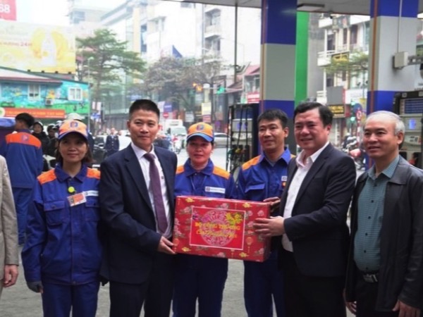 2.800 cây xăng toàn quốc bán xuyên Tết