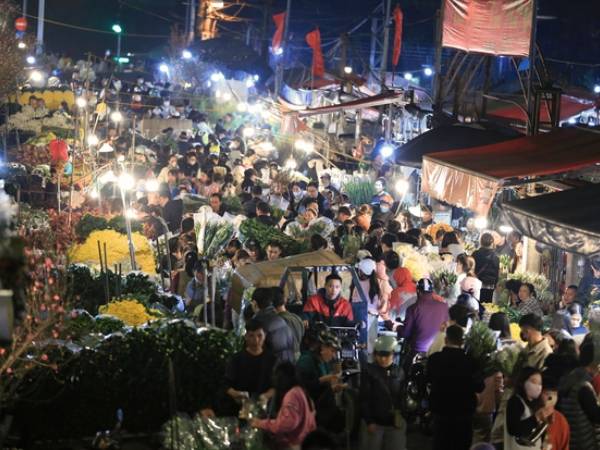 Hà Nội: Chợ hoa Quảng An chật cứng người trong đêm, một điều vẫn khiến nhiều người khó chịu