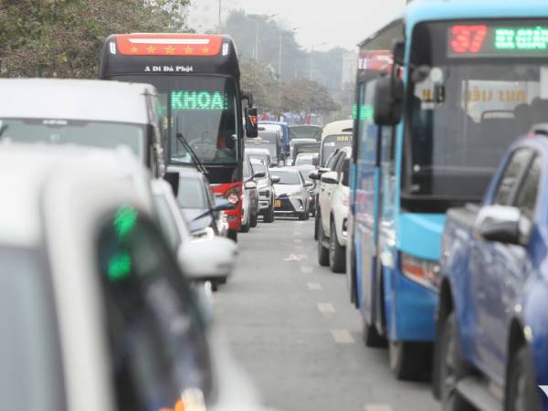 Hà Nội ùn tắc cục bộ ngày đầu nghỉ Tết Nguyên đán Ất Tỵ