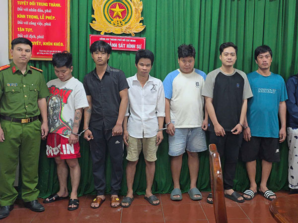 Công an TPHCM bắt 2 ổ nhóm làm giả căn cước, bằng cấp các loại