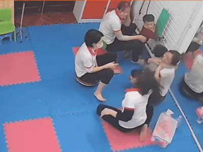Người mẹ Hà Nội bật khóc khi xem camera ghi lại cảnh tượng không thể tin trong lớp học của con