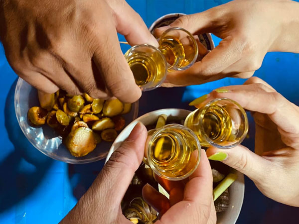 Uống 5 chén rượu mạnh thì bao lâu nồng độ cồn về 0?