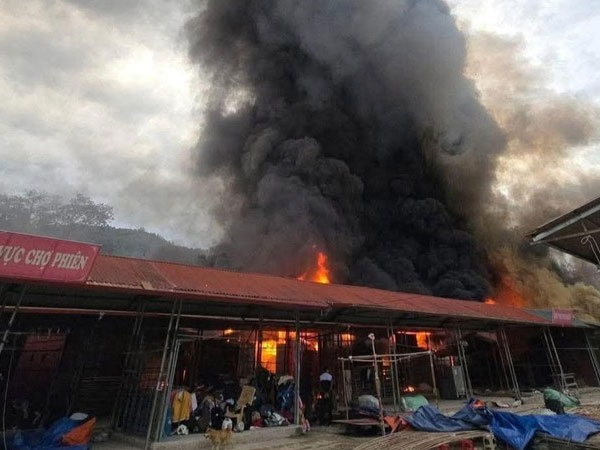 Cháy lớn chợ ở Hà Giang, nhiều ki-ốt chìm trong biển lửa