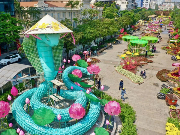 Cận cảnh nàng Tỵ cao 10 mét đội nón lá trên đường hoa Nguyễn Huệ, được mệnh danh là 'trùm cuối' linh vật 2025