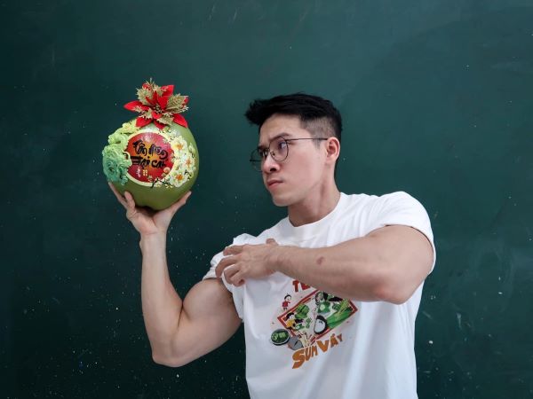 Chàng trai cơ bắp có tài trang trí dừa Tết, làm 1 tuần kiếm hơn 20 triệu đồng