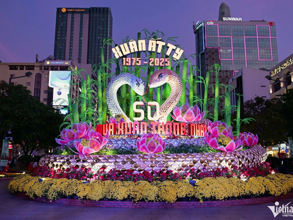 Đường hoa Nguyễn Huệ Tết Ất Tỵ bắt đầu đón khách