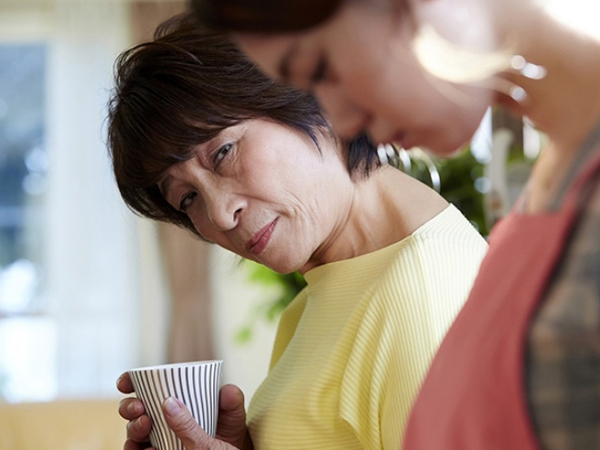 Đưa cả nhà chồng tương lai đi ăn tất niên, sau bữa cơm, tôi quyết định chia tay gấp vì hành động khó chấp nhận của mẹ anh