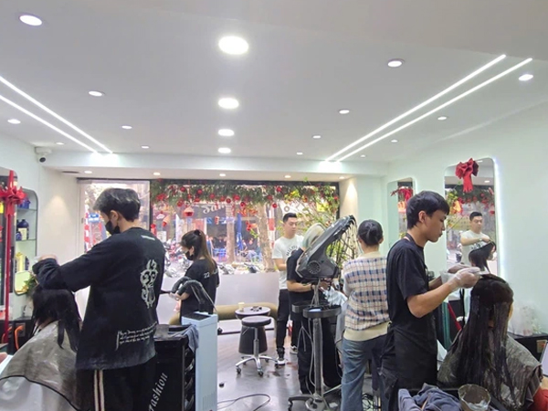 Salon tóc Hà Nội đông gấp 2 - 3 lần ngày thường, chị em chia sẻ bí quyết "sinh tồn" trong hành trình làm đẹp cuối năm