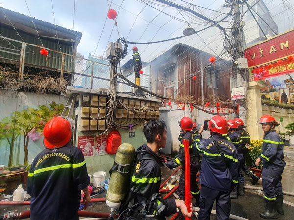 Cháy lớn 7 căn nhà ở trung tâm TPHCM chiều 29 Tết