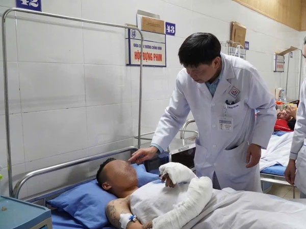 Tự chế pháo nổ, thanh niên 28 tuổi bị thương tích nặng, mất một ngón tay, mù mắt phải