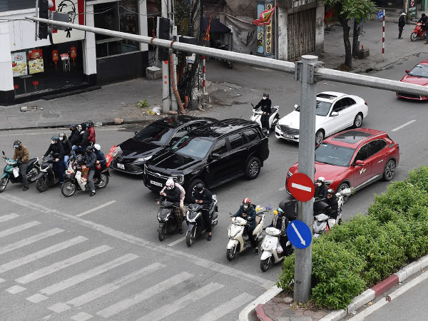 Người đi xe máy ở Hà Nội dừng chờ đèn đỏ nghiêm túc ngày 29 Tết