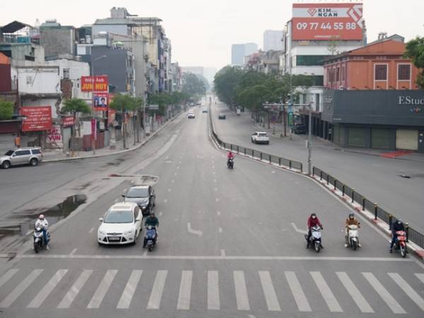Hình ảnh lạ về giao thông Hà Nội trong ngày đầu năm: Nhiều người 'quên' mũ bảo hiểm