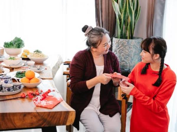 'Bà nội lì xì 700 triệu' câu nói của cháu gái 8 tuổi khiến bà ngoại bật khóc ngay mùng 1 Tết, bắt con gái về quê ngay lập tức