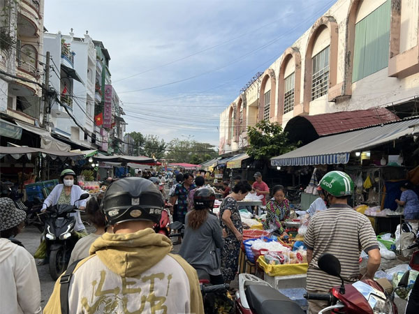Thực phẩm mùng 2 Tết giá tăng nhẹ vẫn hút khách