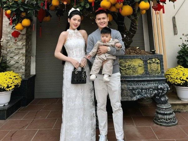 Chu Thanh Huyền khoe trọn vai trần quyến rũ khi cùng Quang Hải về nhà ngoại chúc Tết