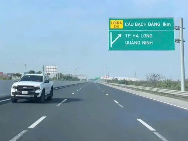 Mùng 2 Tết, nữ tài xế lái ô tô ngược chiều trên cao tốc nhận phiếu phạt 35 triệu