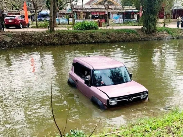 Xe ô tô điện rơi xuống sông ngày mùng Một Tết
