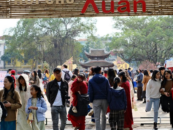 Hàng nghìn người dân Thủ đô xếp hàng xin chữ đầu năm ở Văn Miếu - Quốc Tử Giám