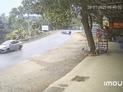 Clip tai nạn mùng 1 Tết: Ô tô đang đi bỗng dưng quay 1 vòng, tông văng 2 người đi xe máy