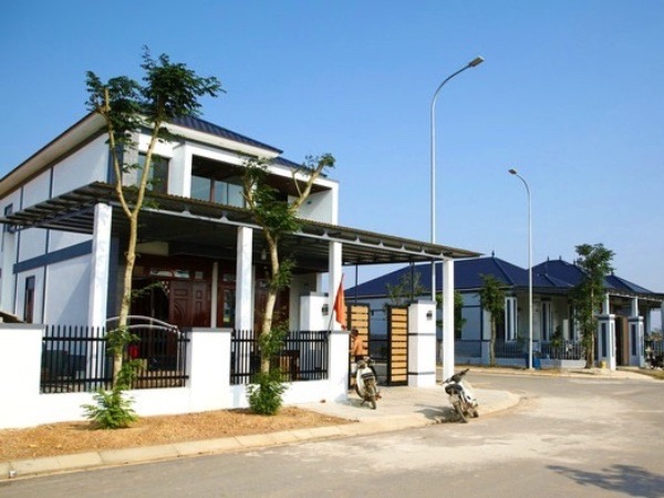 Nhận tiền 'trên trời rơi xuống', dân làng xây nhà tiền tỉ