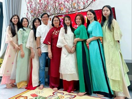 Sinh 8 con gái, ông bố ở Đà Nẵng nhận 'món quà' quý giá dịp tết Nguyên đán