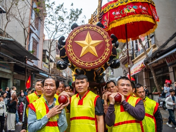 Biển người tham gia lễ hội rước pháo khổng lồ nặng cả tấn ở Bắc Ninh