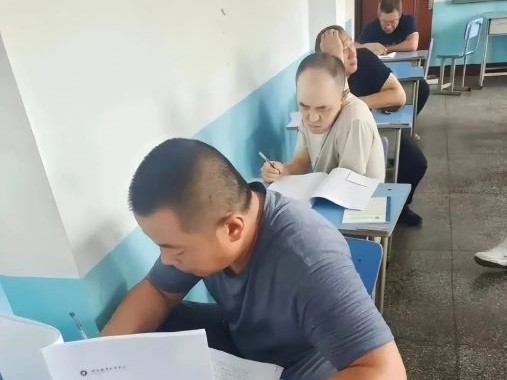 Bức ảnh chụp tư thế ngồi của 4 ông bố khi đi họp phụ huynh nhưng phản chiếu tương lai của 4 đứa trẻ