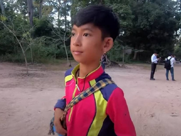 Cậu bé bán hàng rong biết nói 16 thứ tiếng sau 7 năm: Giúp gia đình trả món nợ tiền tỷ, đã tậu xe, có bạn gái siêu xinh