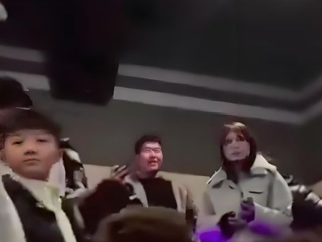 Đưa mẹ đi xem phim Tết, người đàn ông làm 1 hành động khiến 300 người hùa nhau trả lại vé