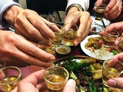 Uống rượu lai rai ngày Tết, làm sao để biết nồng độ cồn về 0?