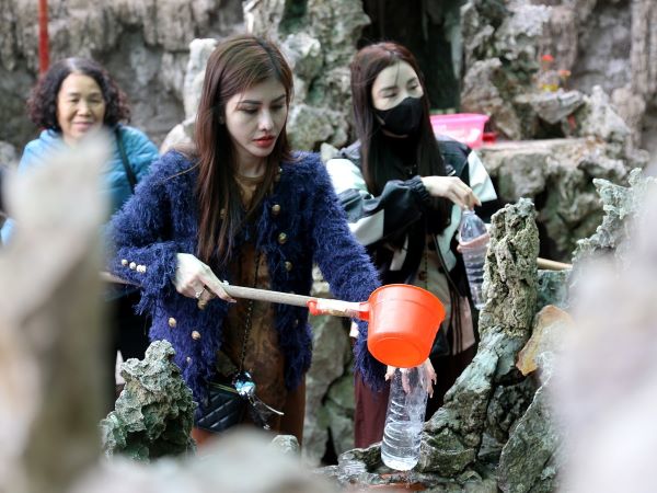 Đổ xô đi lấy nước 'giếng thần' ở Quảng Ninh về nhà uống dịp đầu năm