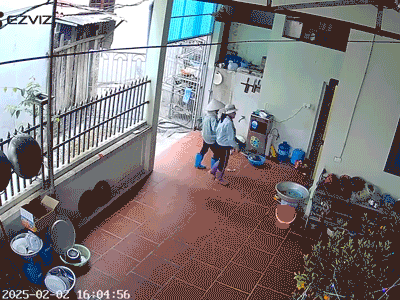 Clip 2 nhân viên môi trường vào tận nhà 'xin' tiền lì xì đầu năm và thái độ của gia chủ gây tranh cãi