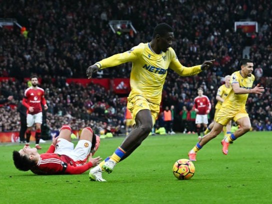 Martinez bật khóc rời sân, MU thua bẽ bàng Crystal Palace ngay trên sân nhà
