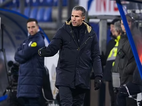 Van Persie nổi trận lôi đình vì học trò phải đấu với 12 cầu thủ
