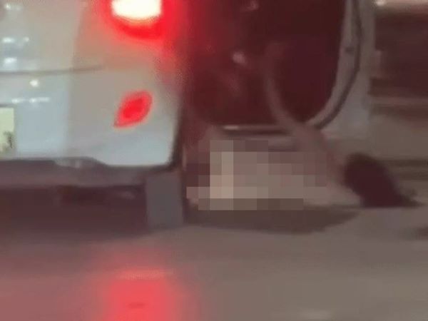 Cô gái khỏa thân bất ngờ rơi khỏi ô tô, trên xe còn ít nhất 3 nam thanh niên?