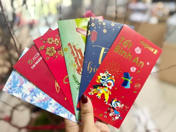 Lì xì cho 3 con nhà anh chị 200 nghìn đồng/cháu, đến lượt con tôi rút thăm phong bao được 2 nghìn đồng - Cả nhà lăn ra cười, còn tôi giận run người