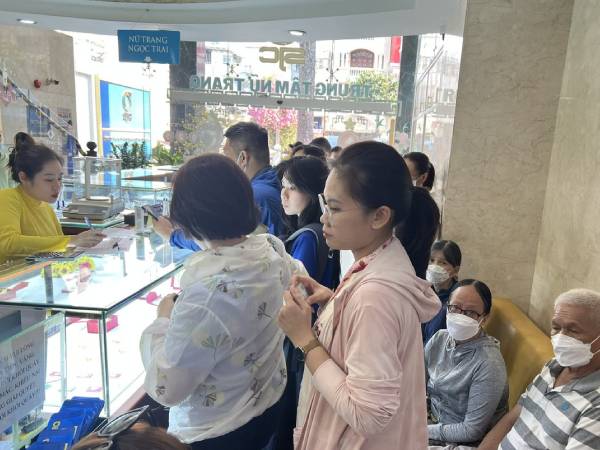 'Rồng rắn' xếp hàng mua vàng trước ngày Thần Tài
