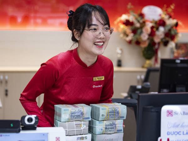 Xếp hạng thu nhập nhân viên ngân hàng mới nhất: Nhà vô địch 'cô đơn trên đỉnh'