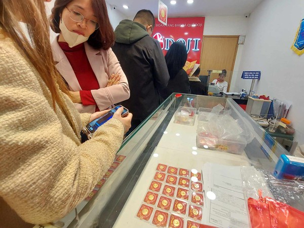 Người dân ồ ạt bán vàng, cửa hàng hết sạch tiền trả khách